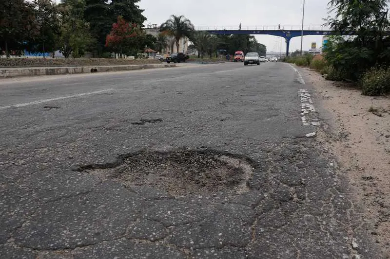 Os buracos estão presentes em quase todo o trecho da estrada, entre as cidades de Niterói e Itaboraí