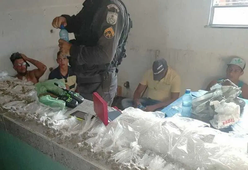 Os suspeitos foram surpreendidos por policiais militares que trocaram tiros com traficantes