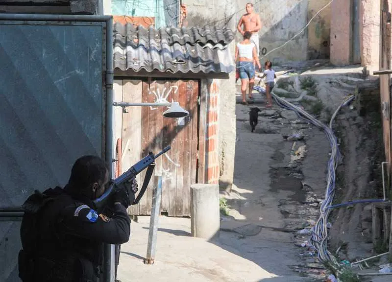 Os presos estavam com drogas e arma, segundo a polícia
