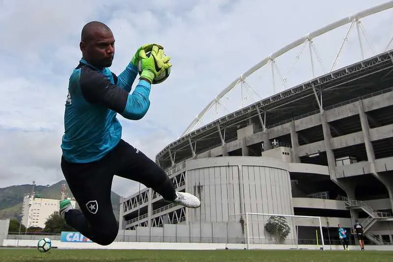 O goleiro Jefferson espera voltar a campo ainda este mês
