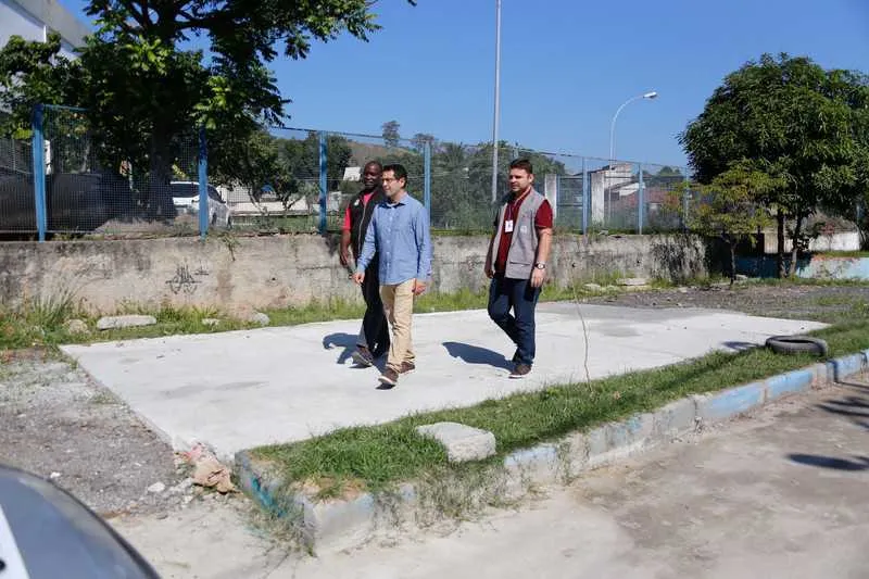 Fiscais estiveram em local que era praça e foi cimentado ontem