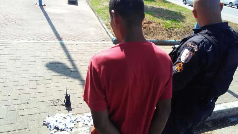 Na comunidade do Cano Furado, menor foi apreendido com 54 trouxinhas de maconha e rádio