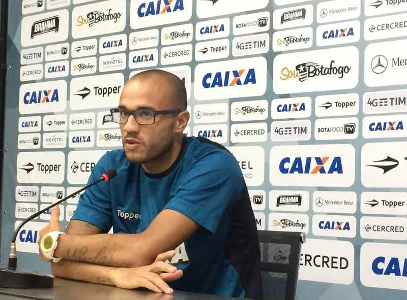 Roger concedeu entrevista coletiva, ontem à tarde, no ‘Niltão’