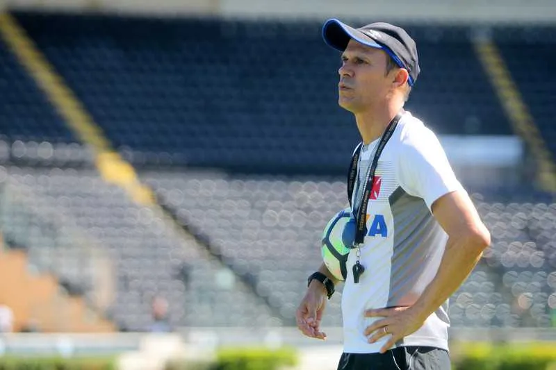 Milton Mendes observou atentamente o treino de ontem à tarde