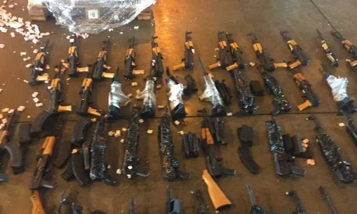 Fuzis estavam escondidos em containeres que traziam aquecedores de piscinas de Miami, nos Estados Unidos. De acordo com as investigações, parte das armas seria destinada à comunidades de São Gonçalo, como o Complexo do Salgueiro