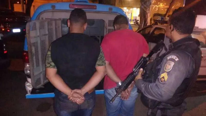 Jovens estavam armados em Furgão com registro de roubo