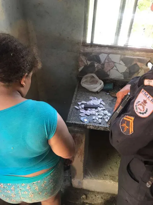 Material entorpecente foi localizado dentro de um guarda-roupas
