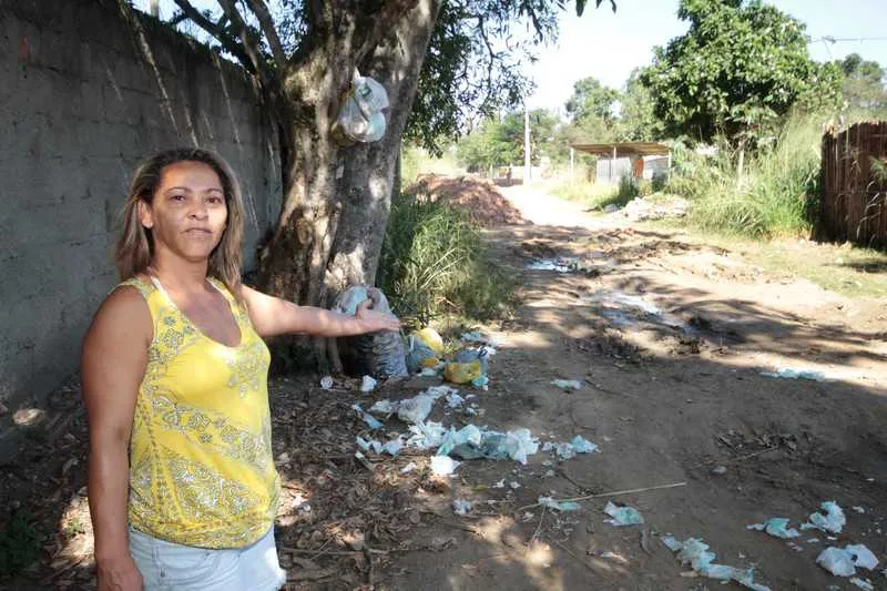 Moradores reclamam do abandono da construção pela falta de saúde e pela insegurança que causa