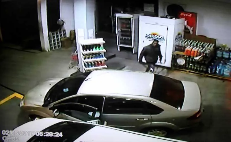 Criminosos usaram o carro de um frentista para quebrar o vidro do estabelecimento e saquear mercadorias do depósito