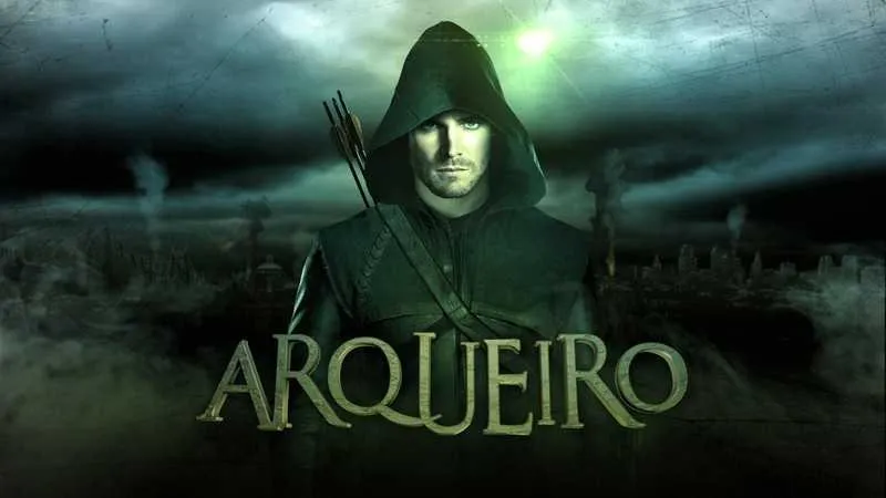 O SBT estreia “Arqueiro” neste sábado (03), às 23h. Com 24 episódios e, pela primeira vez na televisão, o seriado será exibido quatro episódios de uma só vez durante seis semanas até o dia 8. Dirigida por John Behring, a série mostra que após um grande naufrágio, o playboy milionário Oliver Queen é dado como morto. Cinco anos depois, ele é resgatado com vida em uma afastada ilha do mar da China, e sua volta também é marcada pelo surgimento de um misterioso homem de capuz verde que, com seu arco e flecha vem atormentando figurões envolvidos em escândalos de corrupção.