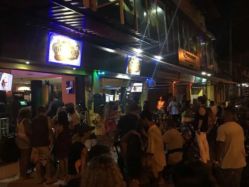 O bar e restaurante funciona na Estrada Velha de Maricá, 1030, (atual RJ-100), em Maria Paula, Niterói.  