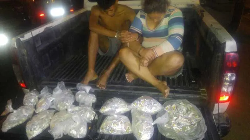 A dupla foi surpreendida com 275 cápsulas de cocaína