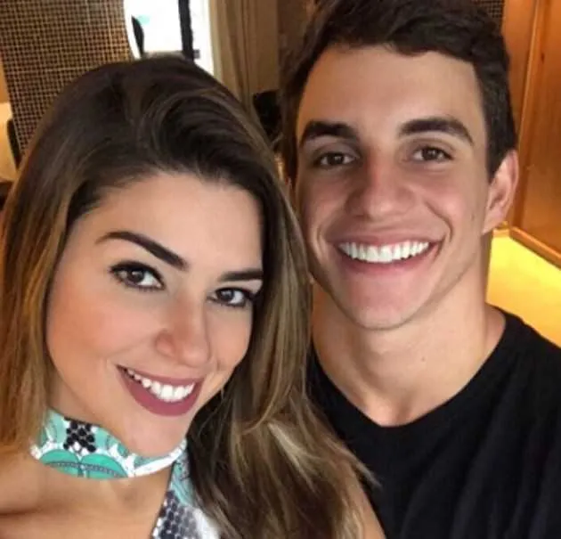 Os ex-BBBs Vivian Amorim e Manoel Rafaski finalmente confirmaram o namoro. A manauara falou em seu canal no YouTube que os dois, que começaram a se relacionar dentro da casa do “BBB 17”, resolveram assumir a relação. “Isso que vou contar agora é um bafo, muita gente não sabe. Eu estou oficialmente namorando desde o dia 6 de maio“, disse.