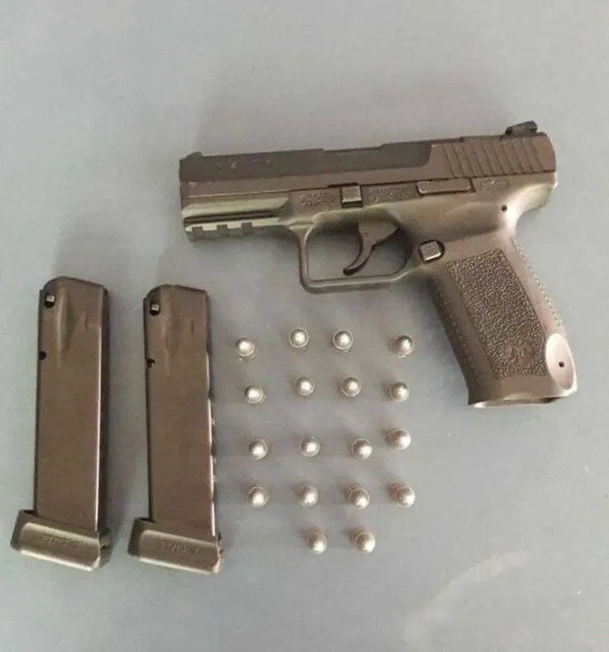 Com o homem de 22 anos que estava em uma casa, foram apreendidas uma pistola e munições