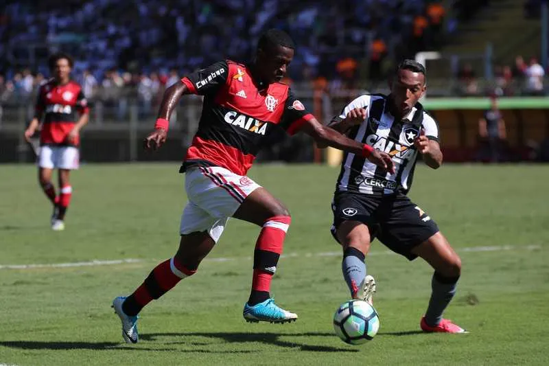 Diego e Vinicius Junior entraram bem no segundo tempo, mas não conseguiram abrir o placar