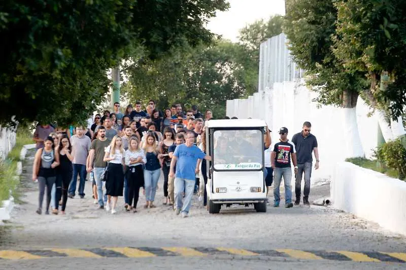 Cerca de 100 pessoas, entre parentes e amigos, acompanharam enterro no final da tarde de ontem, no cemitério Parque da Paz, Pacheco