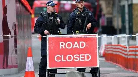 Polícia britânica vigia rua próxima ao Borough Market, mercado de Londres onde aconteceu atentado terrorista no último sábado (3)