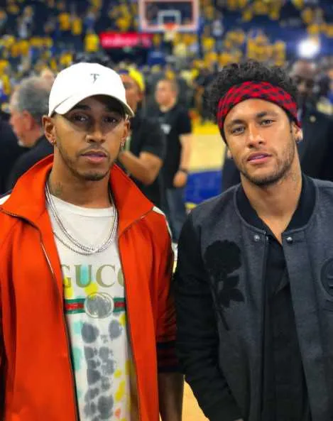 Uma foto, 1,5 milhão de curtidas. A proesa foi de Neymar, ao postar uma foto no Instagram com o visual novo e ao lado do piloto de Fórmula 1 Lewis Hamilton. Com os cabelos cacheados, o jogador do Barcelona e namorado da atriz Bruna Marquezine arrancou elogios dos fãs. “Quanta velocidade em uma só foto”, escreveu um rapaz.