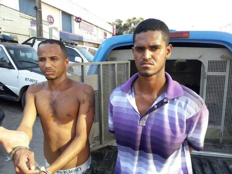 Dupla estava com cocaína e maconha, numa casa, em Marambaia