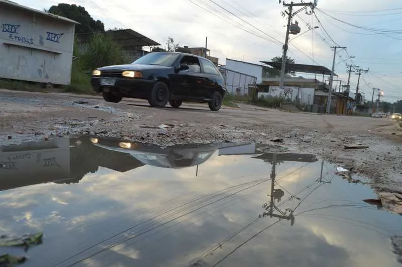 As principais vias do bairro Gebara ainda não têm asfalto e o esgoto passa no meio das ruas