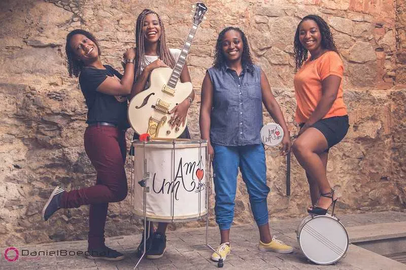 “Nossa Quinta”, happy hour da Toca da Gambá, no Barreto, em Niterói, apresenta amanhã a banda Um Amô, que está comemorando três anos de formação. Com repertório diversificado, a proposta da banda é mostrar as diferentes maneiras de falar desse sentimento através dos mais diversos gêneros musicais. Do rock ao samba, passando pelo sertanejo e funk, o grupo define seu estilo pela maneira que toca. A Toca da Gambá abre às 19h, e a entrada custa R$ 20.