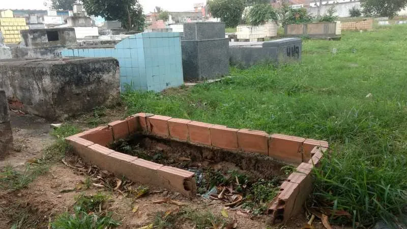 Há muito mato, covas abandonadas e urnas aparentes nos cemitérios de São Gonçalo e Niterói