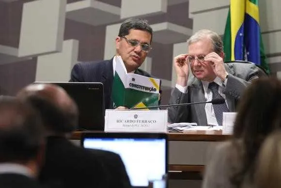 Os  senadores  Ricardo  Ferraço e  Tasso  Jereissati  consultam a Constituição  após  s aprovação  da proposta  de reforma trabalhista na Comissão de Assuntos Econômicos do Senado
