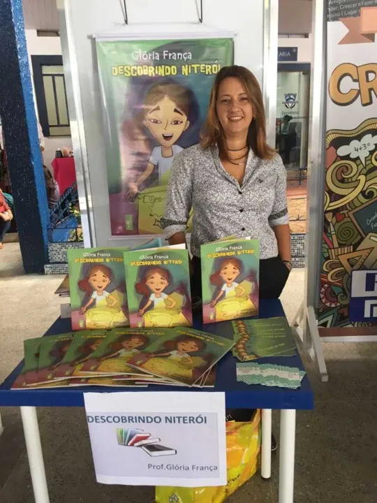 Recém-lançado, o livro “Descobrindo Niterói”, da pedagoga e professora Glória França, é um verdadeiro presente para a literatura de Niterói e região. A obra foi lançada pela Imaginart e tem 23 páginas entre texto, imagens e atividades paradidáticas, que contam a história da cidade de uma maneira lúdica para as crianças, em especial aquelas que se encontram no 2º ou 3ºano do ensino fundamental. “Praticamente não existe literatura que aborde esse tema nas escolas. Então, resolvi escrever de forma lúdica para que elas tenham material para ser adotado. O livro já está na rede público e em oito escolas particulares”, conta.