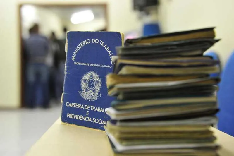 O PIS pode ser sacado em agências da Caixa Econômica Federal. O PASEP no Banco do Brasil
