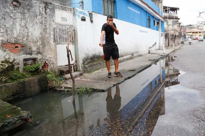 Morador mostra a situação em que a Rua Jovita Corrêa fica com o vazamento da rede pluvial