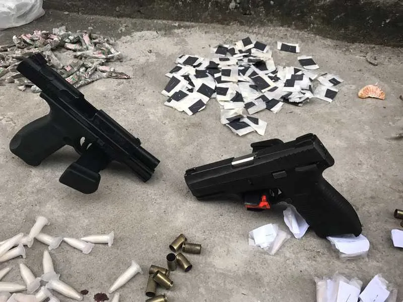As armas e as drogas foram apreendidas com os três acusados