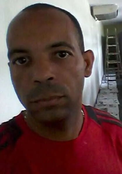 Vítima teria reagido à abordagem dos assaltantes e acabou atingida por pelo menos cinco disparos