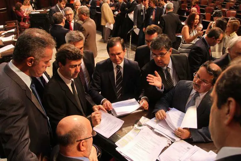 Ao todo, os deputados debateram 255 emendas feitas ao texto original na última quarta-feira