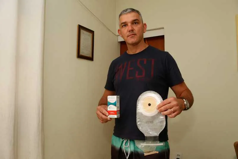 Leandro precisa de imussuprex e da bolsa de colostomia