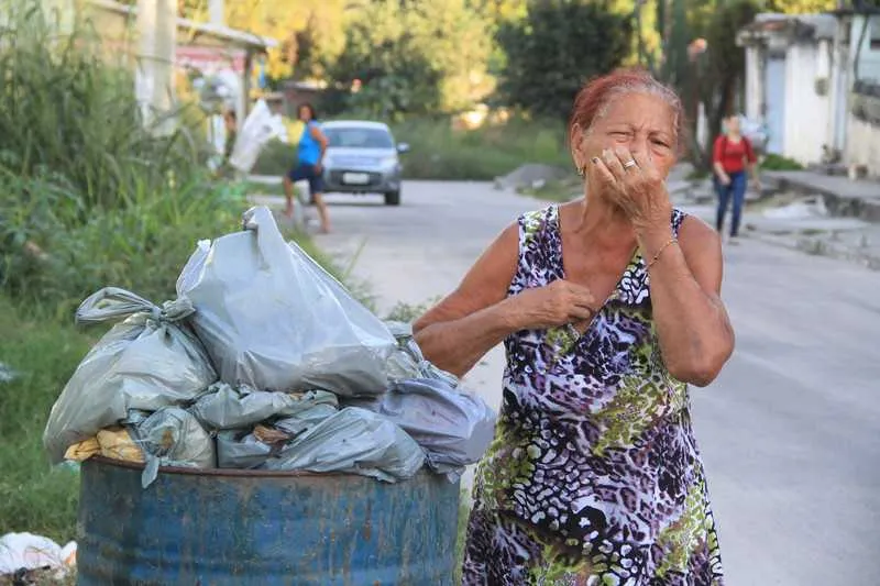 A falta de coleta, segundo moradores, está provocando a proliferação de insetos no local
