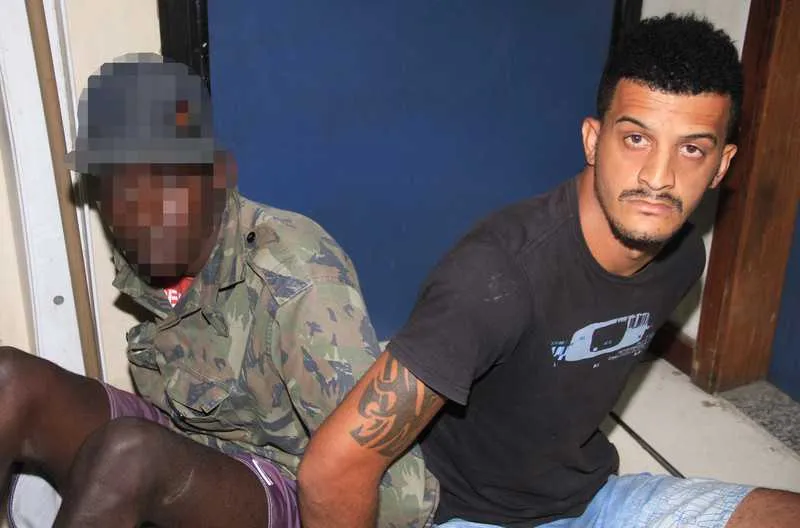 Com os acusados, foram encontrados três rádios e uma arma
