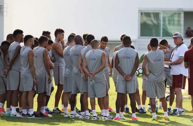  Antes da atividade, o técnico Abel conversou com os atletas