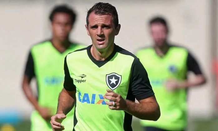 O meia Montillo concedeu entrevista coletiva ontem à tarde