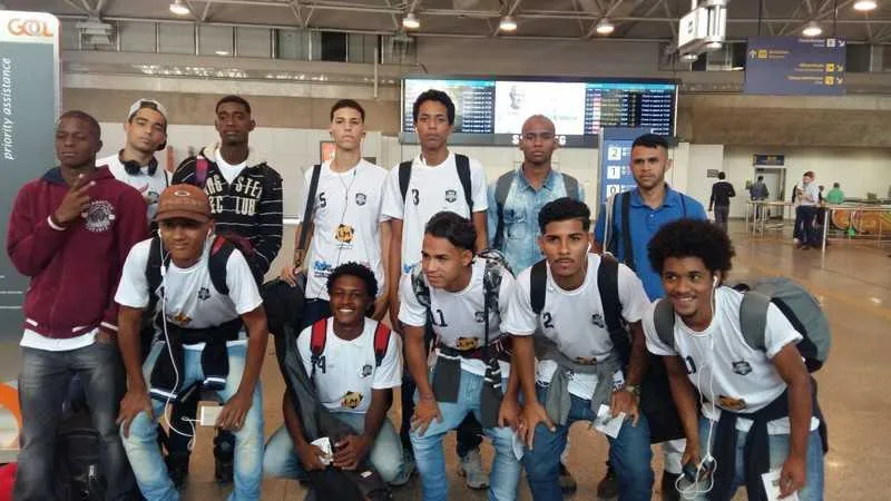 Além dos 12 jovens talentos, a Academia Joga 10 enviou o auxiliar- técnico Anderson Silva