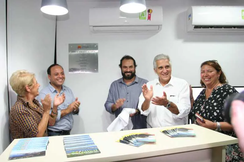 O Prefeito de Niterói, Rodrigo Neves, o Presidente da Neltur, José Guilherme Azevedo, o Deputado Estadual, Comte Bittencourt e o Diretor de Turismo da Neltur, Liberato Pinto, posam com a equipe de trabalho do CAT Campo de São Bento.