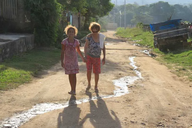 Rua São Pedro ainda é de terra batida e há uma vala de esgoto com lixo que corta toda a via