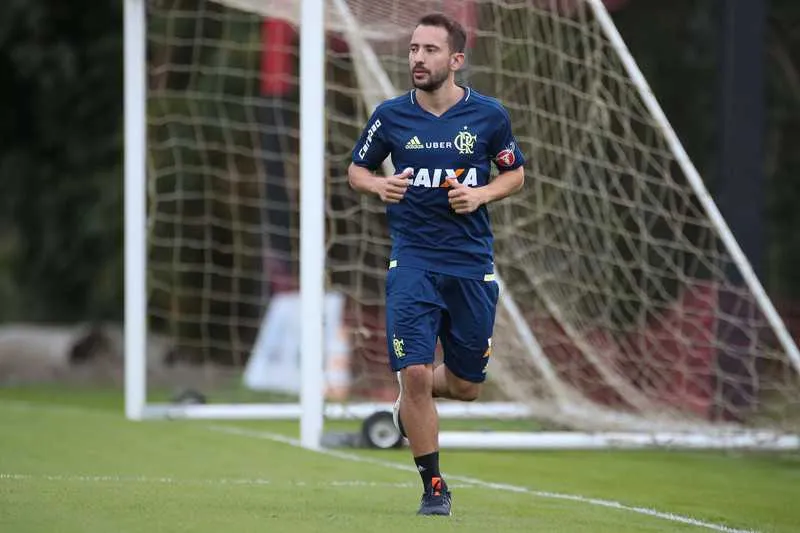 O meia Everton Ribeiro deu voltas ao redor do gramado do CT