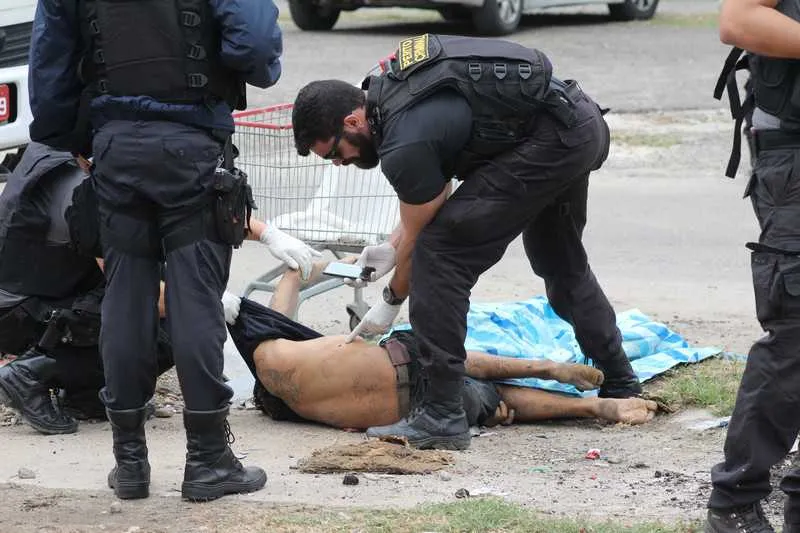 Corpo, que foi deixado na Avenida Canal, estava enrolado em lona de piscina e dentro de carrinho