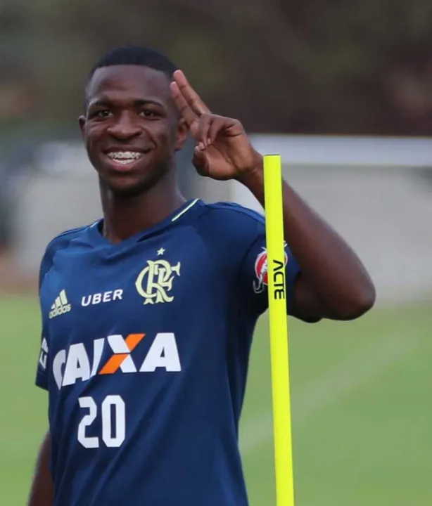  O jovem atacante Vinicius Junior pode começar como titular, substituindo o meia Ederson
