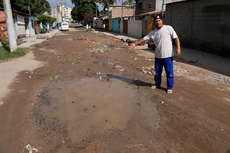 Vazamento crônico deixa rua no Apolo II em situação ainda pior do que é na realidade
