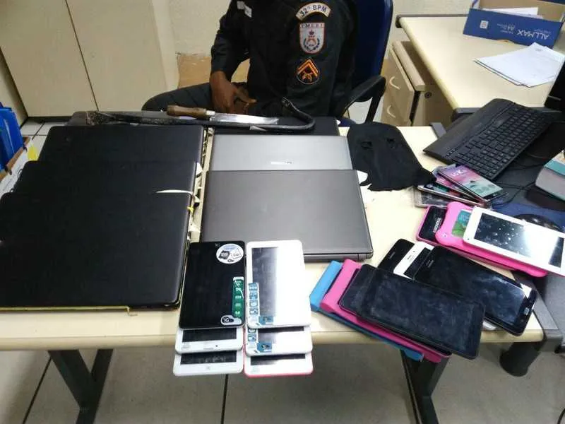 Homem estava com os produtos que foram furtados de loja arrombada em Rio das Ostras