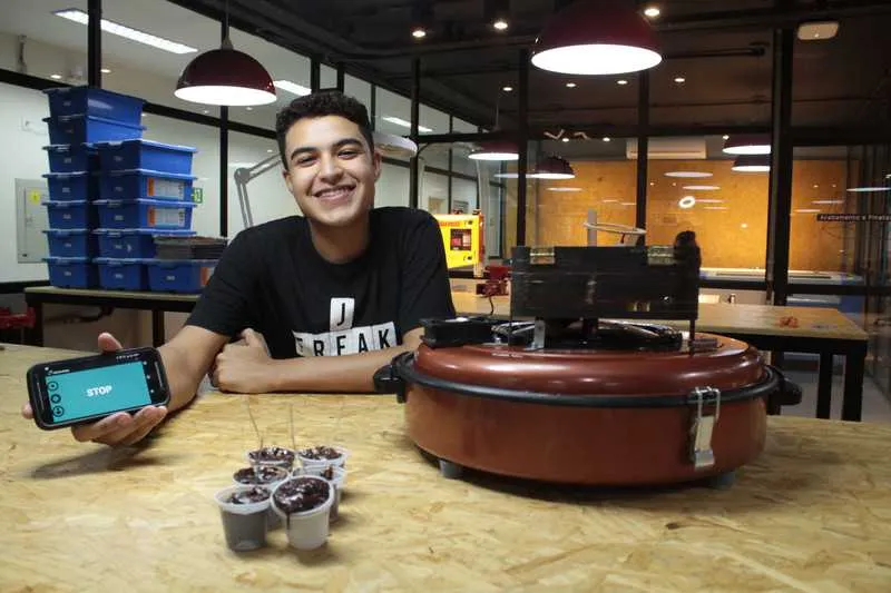 A panela elétrica funciona a partir da seleção de uma receita e envia os comandos ao utensílio para o preparo do alimento. O aplicativo controla todo o processo e avisa quando o prato está pronto