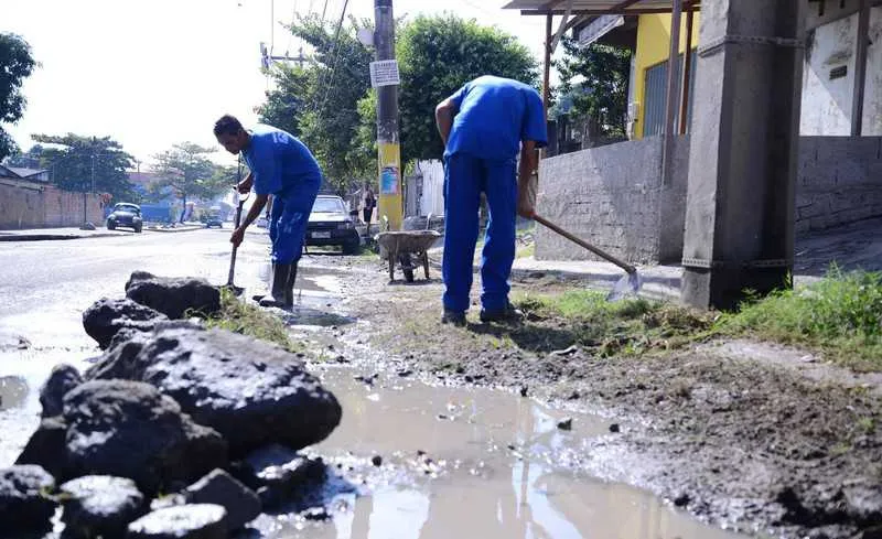 Recolhimento de lixo, poda de árvores, capina e desobstrução de redes de esgoto foram os serviços realizados nos bairros