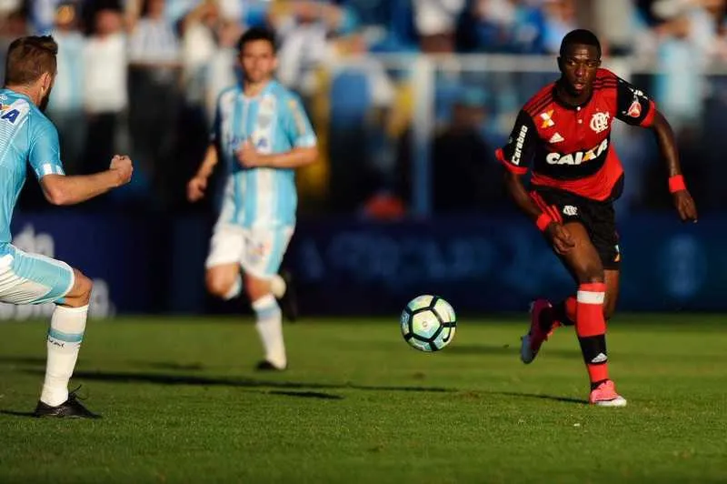  Alheio à polêmica, o atacante gonçalense Vinícius Jr. jogou pela primeira vez como titular