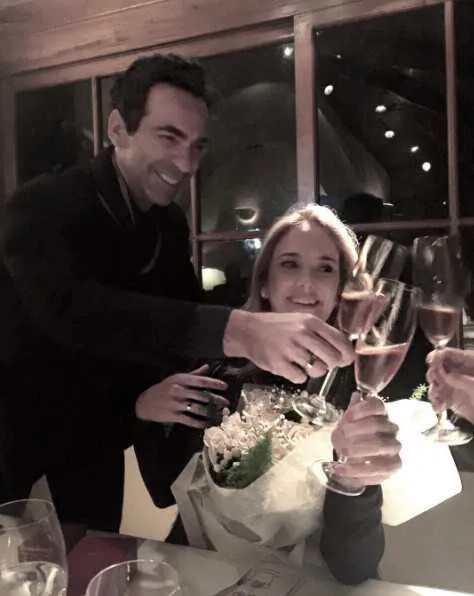 Cesar Tralli e Ticiane Pinheiro aproveitaram o fim de semana para antecipar a comemoração do "Dia dos Namorados" e surpreenderam. Ficaram noivos em viagem romântica ao Uruguai. "É tanta felicidade que não cabe em mim, tô até boba. Às vezes o amor dorme para tomar forças poderosas e construir novos caminhos. Quando um casal se ama transforma as dificuldades em força para ficar unido. Te amo, vida @cesartralli", escreveu a apresentadora nas redes sociais na manhã de ontem. 